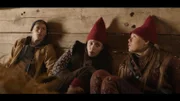 Tinka, (Josephine Chavarria Højbjerg), Lasse (Albert Rosin Harson) und Falke (Villbjørk Malling Agger) sitzen in Hildes Scheune.