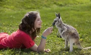 Tara (Xenia Goodwin) verabschiedet sich von einem kleinen Freund in ihrer Heimat, dem australischen Outback.