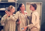 Walter (Katy Karrenbauer, Mi.) greift ein, als Mel (Sigrid M. Schnückel, re.) Manu (Constanze Priester) mit den geklauten Waren aus dem Kiosk entdeckt...