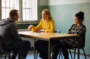 Die blinde Rechtsanwältin Romy Heiland erklärt ihrem Mandanten Raik Hellmich im Beisein ihrer Assistentin Ada Holländer die nächsten Schritte in der Wiederaufnahme seines Verfahrens wegen vermeintlichen Totschlags.