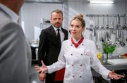 Christoph (Dieter Bach, l. vorne mit Sven Waasner, l. hinten) gibt Greta (Laura Osswald, r.) die Schuld an der Mäuse-Katastrophe.