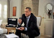 Torben (Joachim Kretzer) findet die belastenden Filmaufnahmen seiner Frau Anne.