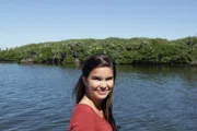 Anna auf Pelikansuche. Im Hintergrund sitzt eine große Gruppe in den Mangroven. Dort bauen sie ihre Nester.