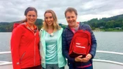 „Wunderschön“-Ruhrradler Anne Willmes und Stefan Pinnow treffen Ruhrtalradweg-Expertin Sandra Wolfson (Mitte) am Hennesee.