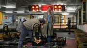 Kartbahn-Mechaniker Gustav Rabe (Markus Bernhard Börger, l.) war mit dem Opfer seit langem befreundet. Doch in letzter Zeit soll es zwischen den beiden zu Streit gekommen sein. Kommissarin Karoline Joost (Nike Fuhrmann, r.) hat Zweifel.