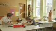 Friedrich und Philipp bauen in der Technik AG an ihrer Idee „Robbi der Petzer“ - der Blitzer für die Schule.
