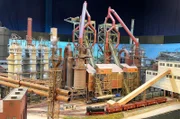 Zwei Hochöfen als besondere Hingucker auf der Modellbahnanlage des Vereins "Reviermodule".