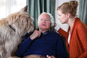 Emily Gans (Mira Bartuschek, rechts) und Herr Kaiser (links) sorgen sich um Urban Fuchs (Peter Bongartz, Mitte), der vor Schreck über die Geiselnahme in Ohnmacht gefallen ist.