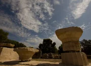 Zeustempel von Olympia: Die Olympischen Spiele fanden zu Ehren des Gottes Zeus statt. All die Stadtstaaten, die meistens gegeneinander Krieg führten, trugen in dieser Zeit friedliche Wettkämpfe aus.