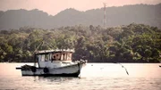 Ein Motorboot auf dem Rio Dulce in Guatemala.