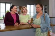 Annegret Nerlinger (Eva Wittenzellner, r.) möchte bei Frau Grasegger (Ursula Maria Burkhart, l.) und Frau Lange (Sarah Thonig, M.) den Schlüssel für den Schrebergarten abholen.