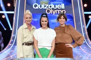 Moderatorin Esther Sedlaczek (M.) mit den Kandidatinnen des Teams "Laufsteg": Franziska Knuppe (l.) und Eva Padberg (r.), beide Models.