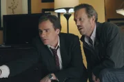Noch ahnen Wilson (Robert Sean Leonard, l.) und House (Hugh Laurie, r.) nicht, dass sie die junge Frau besser nicht untersuchen sollten.