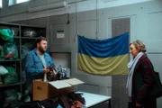Karla (Franziska Machens) und Basti (Nikolai Meierjohann) im Flüchtlingsrat vor einer Ukraineflagge.