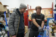 Ab dem Frühjahr werden die Base Ski in einer Produktionsstätte nahe Salzburg hergestellt. Ein Mitarbeiter zeigt ihm, wie die Bindungen montiert werden. Der Plan ist, dass Kunden ihre alten Bindungen auf die neuen Holzski montieren, um wertvolle Ressourcen einzusparen.