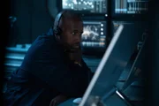 Die Jagt auf den Cyber-Terroristen hat für die Abteilung nun höchste Priorität. Als sich Smithers (Nyasha Hatendi) den Code genauer ansieht, erkennt er plötzlich ein Muster.