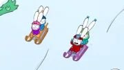 Simon (2.v.r.) provoziert auf Emys (r.) Schlitten seinen kleinen Bruder Franz (2.v.l.) und dessen neue Spielkameradin Alice (l.) bei einem Abfahrtsrennen.