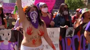 Eine junge Generation von Frauen demonstriert gegen Frauenmorde, die in Mexiko nicht nur sehr häufig vorkommen, sondern auch von der Justiz verschwiegen und selten geahndet werden.