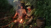 V.l.n.r.: Matt Graham und Joe Teti sitzen nachts im Unterstand am Feuer.