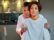 MDR Fernsehen IN ALLER FREUNDSCHAFT, FOLGE 557, "Kampfgeist", Pia Heilmann (Hendrikje Fitz, re.) hat die Nachuntersuchung bezüglich ihrer Brustkrebserkrankung. Ihr Mann Dr. Roland Heilmann (Thomas Rühmann, li.) hat jedoch keine guten Nachrichten: Pia hat eine Metastase an der Wirbelsäule.
