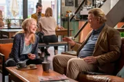 Scott (Brendan Gleeson) trifft sich mit seiner Ehefrau Ellen (Patricia Clarkson) in dem hippen Café von Jay.