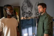 Im Fall eines getöteten Museumsdirektors rückt schnell eine brisante Frage in den Fokus der Ermittlungen: Hat die Tat etwas mit der umstrittenen Rückgabe ritueller Kultfiguren aus dem Museum an den Kongo zu tun? Kriminalhauptkommissar Jo Stoll (Peter Ketnath, r.) versucht herauszufinden, welche Rolle Antoine Kalanga (Ngako Keuni, l.), der eng mit den sogenannten Minkondi verbunden zu sein scheint, in der ganzen Sache spielt. (Komparse im Bild)