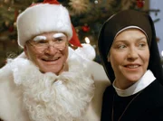Bürgermeister Wöller (Fritz Wepper) überrascht Schwester Hanna (Janina Hartwig) mit seinem Auftritt als Nikolaus.
