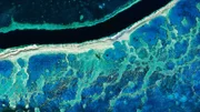 Korallenriff aus dem All. Mit neuester Satelliten Technik zeigt diese Reihe unsere Erde, wie wir sie noch nie zuvor gesehen haben.