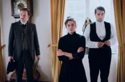 Dr. Büchner (Wolf Danny Homann, links), Luise von Kummerveldt (Milena Straube, mitte) und der Hausdiener Herrmann Josef, (Fabian Nolte, rechts)