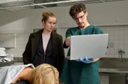 Der neue Gerichtsmediziner Jonathan Himpe (Ron Helbig) präsentiert Leo Winkler (Cornelia Gröschel) seine Untersuchungsergebnisse
