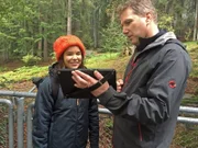 Förster Marco hat gute Nachrichten: Auf einer Kamerafalle ist tatsächlich ein Wolfswelpe aufgetaucht. Anna gibt ihm den Namen "Wolfi".