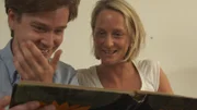 Michael (hier mit seiner Zwillingsschwester) - inzwischen Onkel geworden - will wissen, ob wir schon als Säuglinge eine eigene Persönlichkeit haben können. Dazu besucht er unter anderem einen Babyschwimmkurs. Nina erkundigt sich bei Entwicklungspsychologin Prof. Lieselotte Ahnert über die Anfänge der Persönlichkeitsentwicklung.