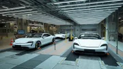 Für die Umstellung auf Elektromobilität baute Porsche sein Stammwerk in Zuffenhausen um. Hier wird der Taycan Turbo S auf drei Etagen gefertigt, ein klassisches Fließband gibt es nicht.