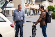 Taxifahrer Hubert Brugger ist wenig begeistert, auch das Fahrrad von Kommissar Kaya mitzunehmen.