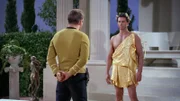 Captain James Tiberius 'Jim' Kirk (William Shatner, l.) und Apollo (Michael Forest, r.)