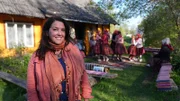 Bettany Hughes trifft die Frauen der Insel Kihun. Die Insel ist bekannt für ihre meist weibliche Bevölkerung.