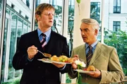 Felix (Christoph M. Ohrt, r.) vertritt den Hochstapler Wolfgang Schumpeter (Detlev Buck, l.), der jahrelang als falscher Arzt gearbeitet hat ...