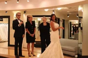 Dawn (r.) sucht ein Kleid für ihre schottische Hochzeit. Monte (l.) und Lori (2.v.l.) sind nicht die einzigen, die hier Styling-Tipps gibt ...