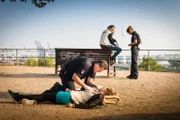 Während Hans nach Annalena sieht, die durch einen Messerstich verletzt wurde, lässt sich Franzi von Britta die Beschreibung des Täters geben.
