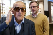 Optiker Peter Oldendorp berät Privatdetektiv Wilsberg, welche Brillenmodelle ihn noch markanter aussehen lassen.