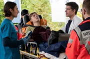 Ivo und Dr. Ben Ahlbeck nehmen gemeinsam den stark alkoholisierten Teenager Georg Freytag im JTK auf.