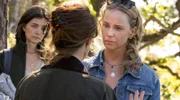 Gloria (Louise Peterhoff, li.)  und My (Sofia Helin, re.) möchten ihre Freundin Ebba (Rakel Wärmländer, Mitte) unterstützen.