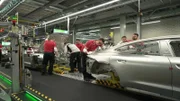Für die Produktion des Taycan Turbo S arbeiten hunderte Mitarbeiter mit modernsten Maschinen.
