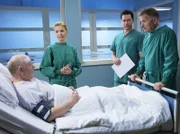 Dr. Philipp Brentano und Dr. Roland Heilmann verlegen Bernd Maibach aufgrund seiner stetig wiederkehrenden Krämpfe auf die Intensivstation.