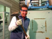 Willis Schläge mit einem Vorschlaghammer machen der Panzerglasscheibe herzlich wenig aus.