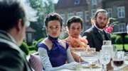 Luise von Kummerveldt (Milena Straube), Fräulein Adalind Knecht (Cennet Rüya Voß, mitte) und Dr. Büchner (Wolf Danny Homann, rechts)