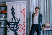 Die Kommissare beginnen im Personenkreis des Museums zu ermitteln. Dabei geraten unter anderem der Kurator Dr. Gerhard Jandl und die Assistentin der Museumsdirektorin Caro Lenz in den Fokus der Ermittlungen. Im Bild: Leon Kern (Tilman Tuppy)