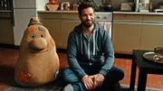 Beutolomäus bereitet Sascha (Simon Böer) auf ein Treffen mit den Weihnachtselfen vor.