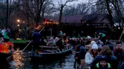 Ziehen Ruhe und Besinnlichkeit in den Spreewald ein, sobald die erste Schneeflocke in der Vorweihnachtszeit fällt? Von wegen! Von Burg bis Lübbenau küsst der Advent den Spreewald wach. Die Reportage entdeckt Vor-Weihnachtsfeiern und immer stehen dahinter echte Spreewälder, die die Hände einfach nicht in den Schoß legen können. - Reger Betrieb auf dem Wasser.