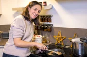 Gastgeberin Zaneta Frankenfeld karamelisiert Nüsse für ihr Dessert.